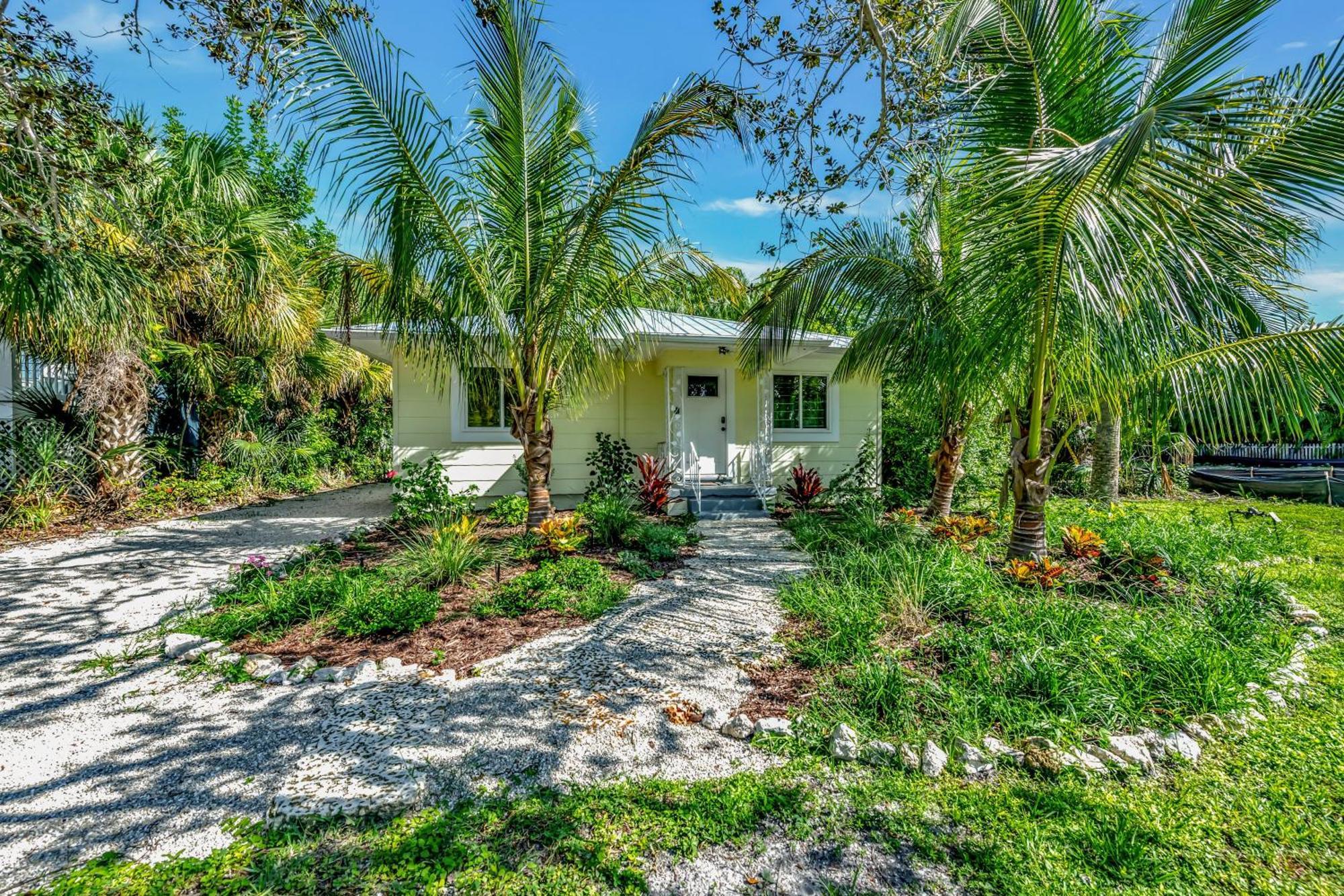 Casa Posada - So Close You Can Hear The Waves Historic Beach Cottage W Beach Gear Anna Maria Zewnętrze zdjęcie