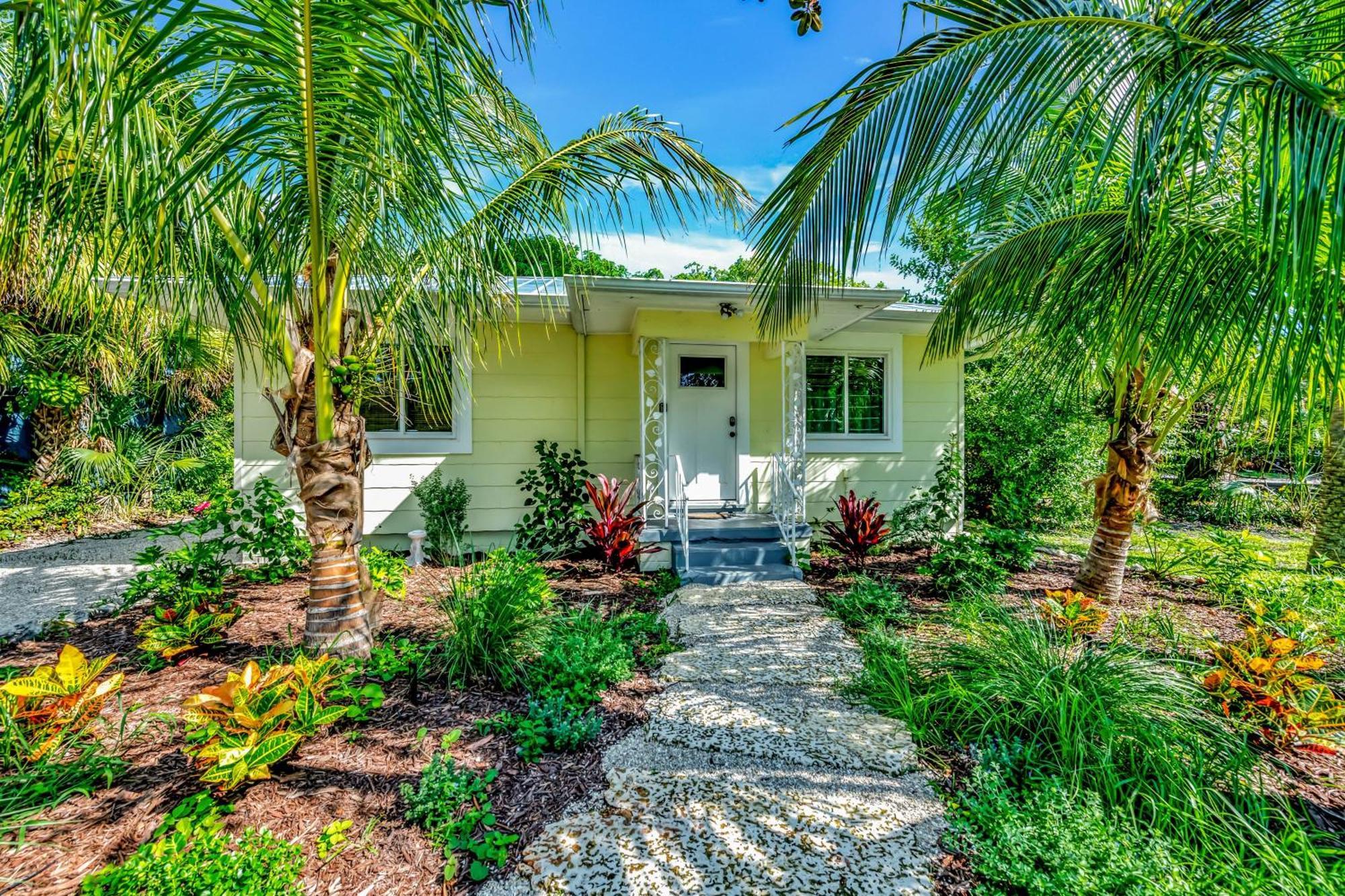 Casa Posada - So Close You Can Hear The Waves Historic Beach Cottage W Beach Gear Anna Maria Zewnętrze zdjęcie